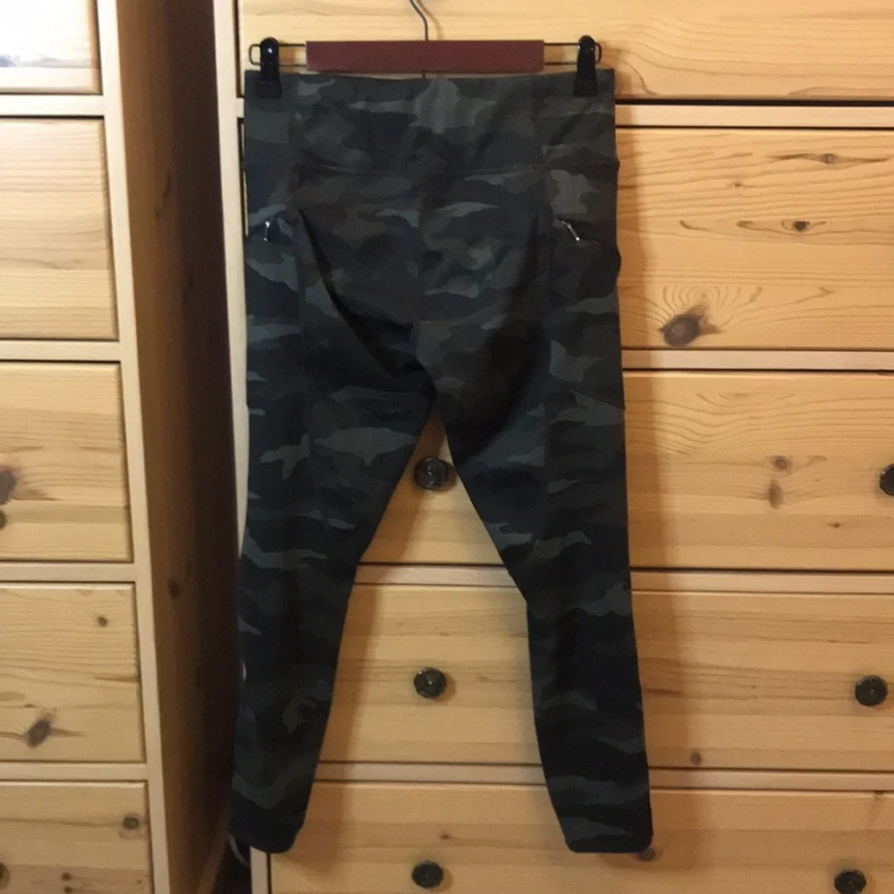 Athleta Camo Contender 7/8 Powerlift Tight Size Small